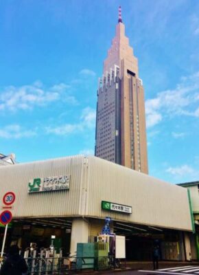 JR代々木駅とドコモタワー（NTTドコモ代々木ビル）