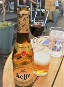 バーのテラスでビールとワイン